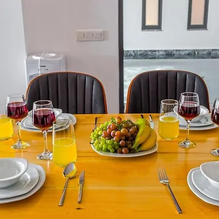Villa 2+1 Jakuzili - Ic Ve Dis Havuzlu - Korunakli *