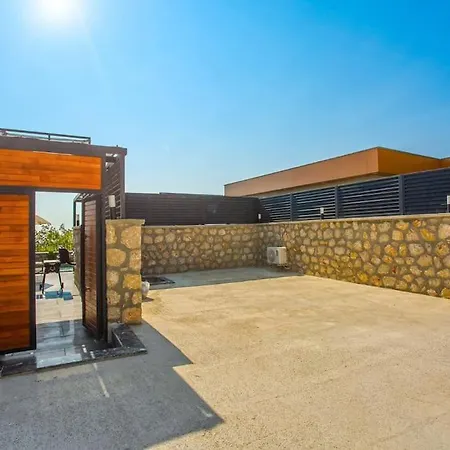 2+1 Jakuzili - Ic Ve Dis Havuzlu - Korunakli Villa Kaş