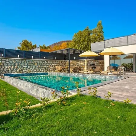 2+1 Jakuzili - Ic Ve Dis Havuzlu - Korunakli Villa *