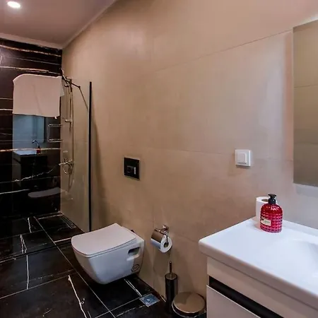2+1 Jakuzili - Ic Ve Dis Havuzlu - Korunakli Villa