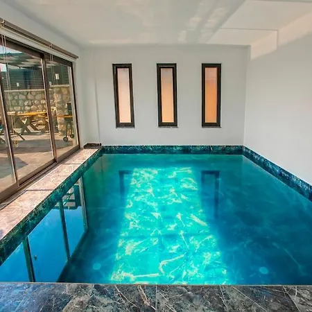 Villa 2+1 Jakuzili - Ic Ve Dis Havuzlu - Korunakli Kaş