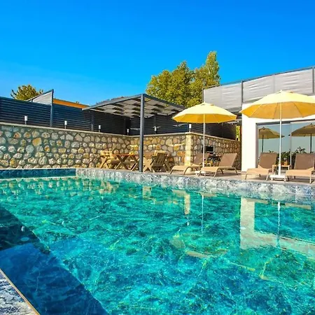 Villa 2+1 Jakuzili - Ic Ve Dis Havuzlu - Korunakli Kaş
